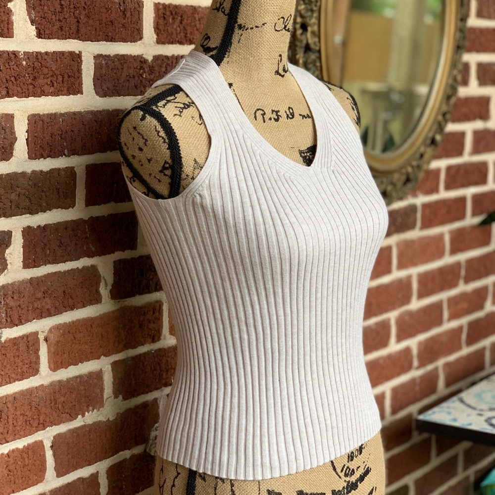 Gap 90s beige knit tank top will be there for you!
